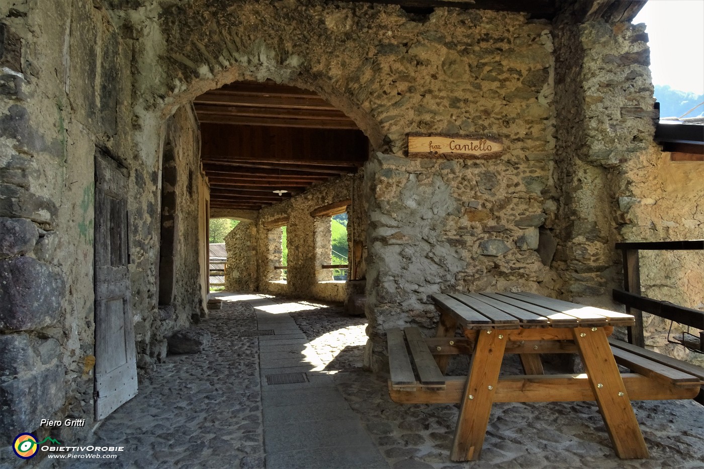 19 Bel porticato al centro della piccola contrada.JPG -                                